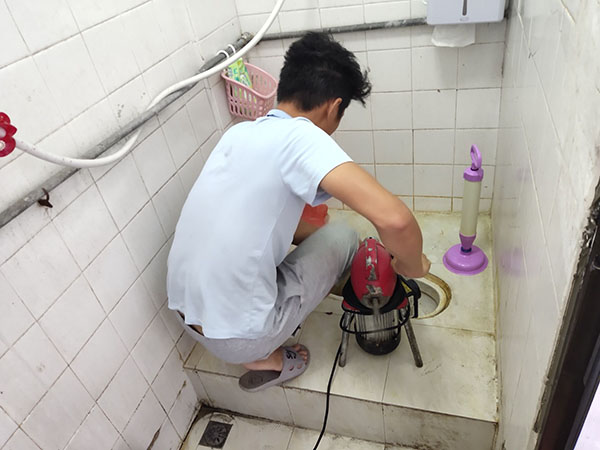 扎囊管道堵塞冒臭气 专业师傅现场解决问题